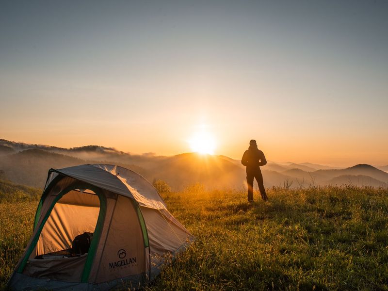 Tente 6 places + 4 matelas + réchaud